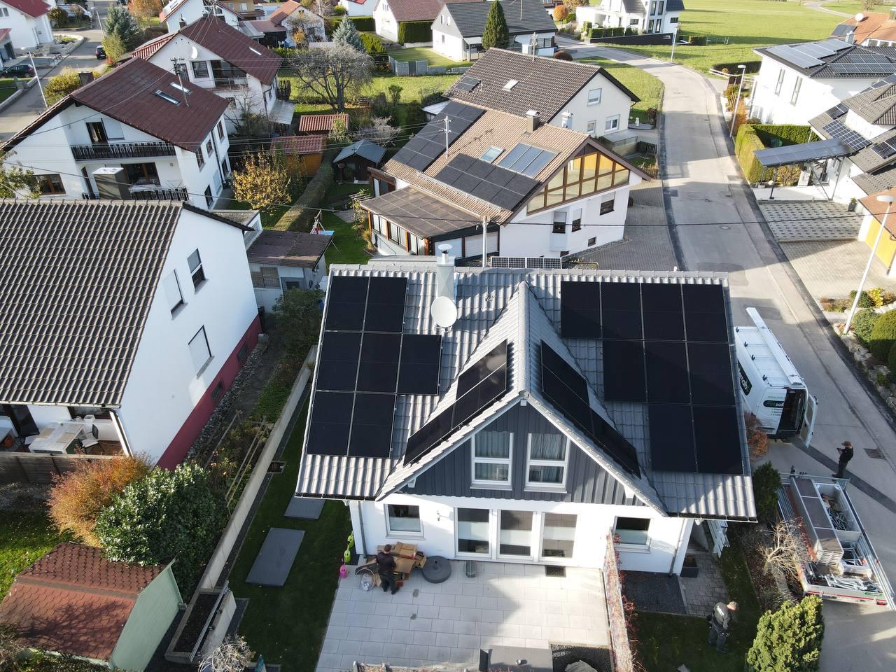 PV-Komplettanlage mit Speicher auf Einfamilienhaus &mdash; Drohnenaufnahme